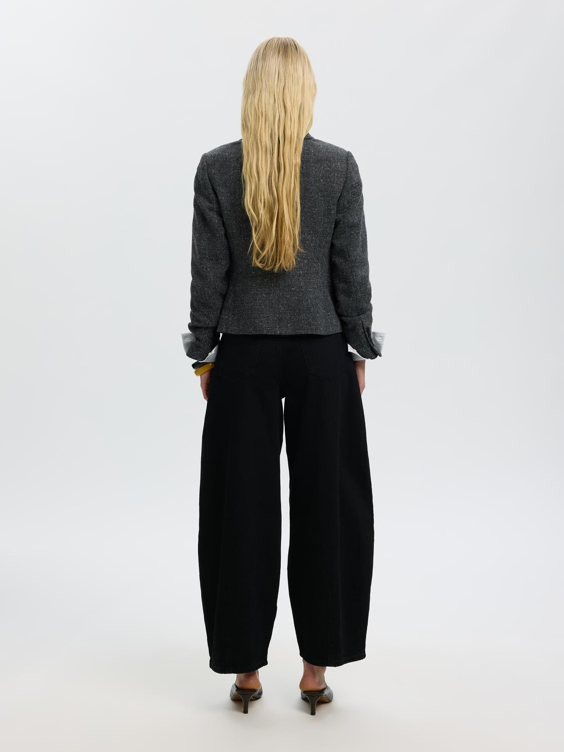 model_shot-back